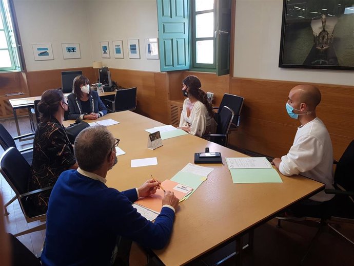 Integrantes del jurado durante su deliberación.