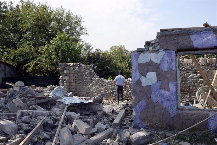 Una vivienda destruida por los combates entre las fuerzas armenias y azeríes en el distrito de Tartar, fronterizo con la región de Nagorno Karabaj