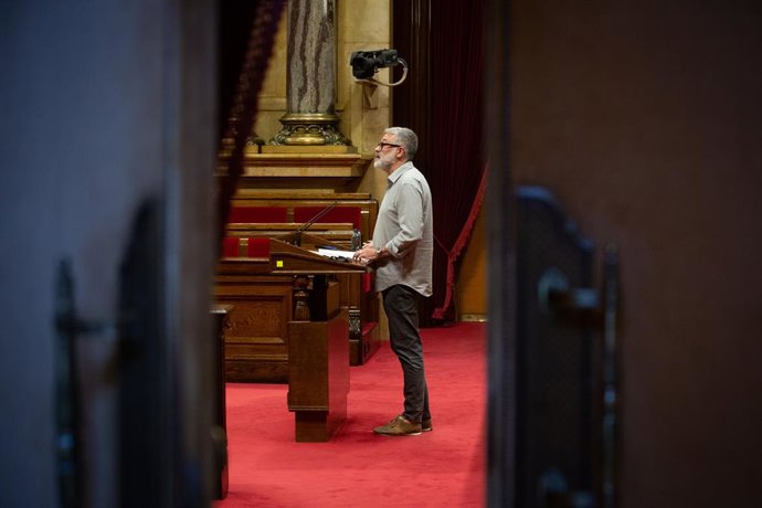 El diputat de la CUP Carles Riera en la seva intervenció en el ple específic del Parlament sobre la inhabilitació de l'expresident de la Generalitat Quim Torra.