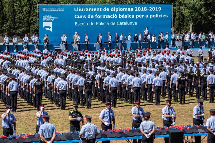 Els 804 agents -454 nous Mossos d'Esquadra i 350 policies locals- (ISPC), durant l'acte  de graduació en l'Institut de Seguretat Pública de Catalunya a Mollet del Valls (Barcelona).