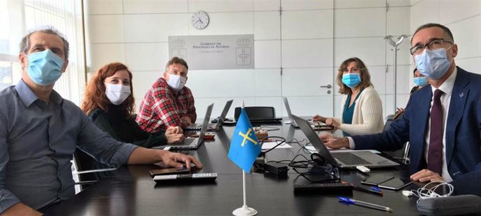 Pablo Fernández, a la derecha