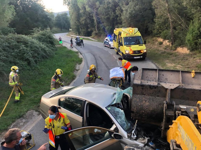 Imatge d'un turisme sinistrat després de xocar frontalment amb una excavadora a Breda (Selva) el 30 de setembre del 2020. Pla general. (Horitzontal)