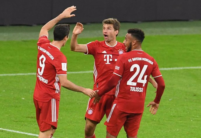 Thomas Muller, Robert Lewandowski y Corentin Tolisso celebran un gol del Bayern