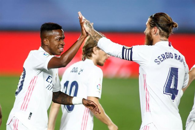 Vinicius Junior y Sergio Ramos celebran el 1-0 ante el Valladolid