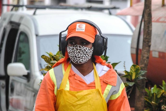 Una trabajadora de los servicios de limpieza de la ciudad de Sao Paulo.