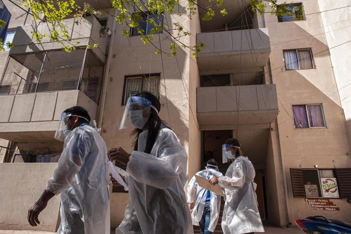 Un grupo de voluntarios del sistema de Salud de Santa Fe, Argentina, durante las tareas de detección de nuevos casos de coronavirus yendo casa por casa.