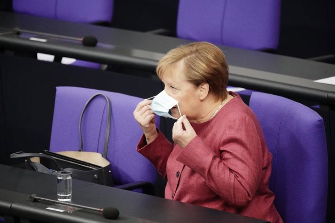 Angela Merkel se quita la mascarilla en una sesión del Parlamento alemán