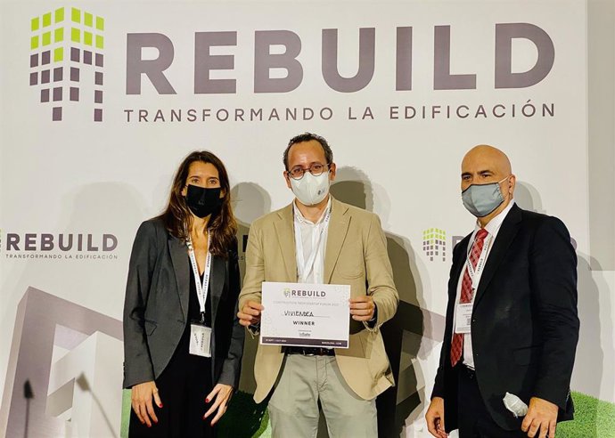 Sergio López (centro) recoge el premio en Rebuild