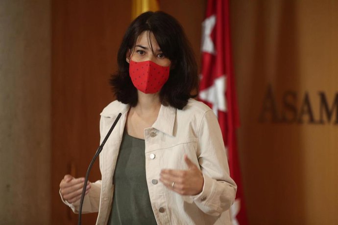 La portavoz de Unidas Podemos-IU en la Asamblea de Madrid, Isa Serra, ofrece una rueda de prensa antes de la primera jornada del debate del Estado de la Región, en la Asamblea de Madrid (España), a 14 de septiembre de 2020. Se trata del primer debate de