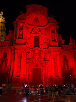 Imagen de la Catedral de Murcia, iluminada en rojo