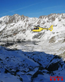 Un helicpter dels Bombers de la Generalitat que participa en la cerca de la parella desapareguda al Parc Nacional d'Aigüestortes, el 29 de setembre del 2020. (Horitzontal)
