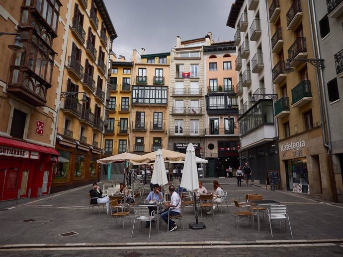 Las terrazas de la Plaza Consistorial de Pamplona se preparan para la entrada en la fase 3 de la desescalada en Pamplona, Navarra, España, a 6 de junio de 2020.
