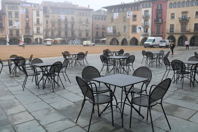 Pla general de la plaa de Vic amb una terrassa buida de clients l'1 d'octubre del 2020. (horitzontal)