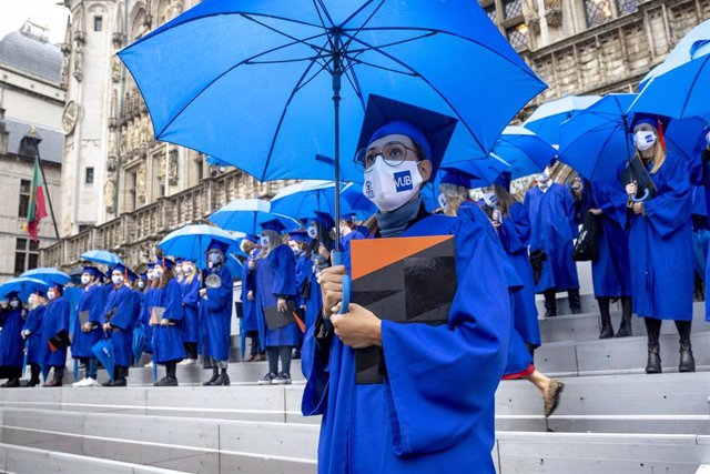Estudiantes con mascarilla en una graduación universitaria en Bruselas