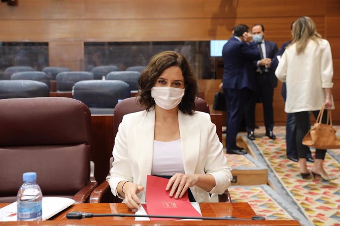 La presidenta de la Comunidad de Madrid, Isabel Díaz Ayuso, antes de que comience una sesión plenaria en la Asamblea de Madrid
