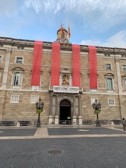 Fachada de la Generalitat con motivo del tercer aniversario del 1-O.