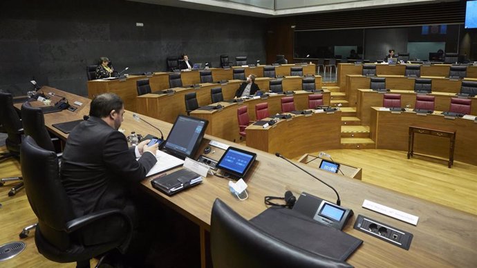El Presidente del Parlamento de Navarra, Unai Hualde (1i), durante el Pleno en el Parlamento de Navarra 