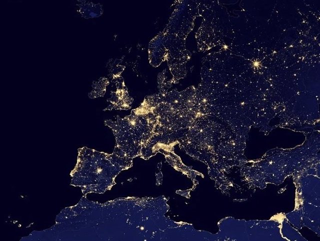 Europa de noche vista desde el espacio