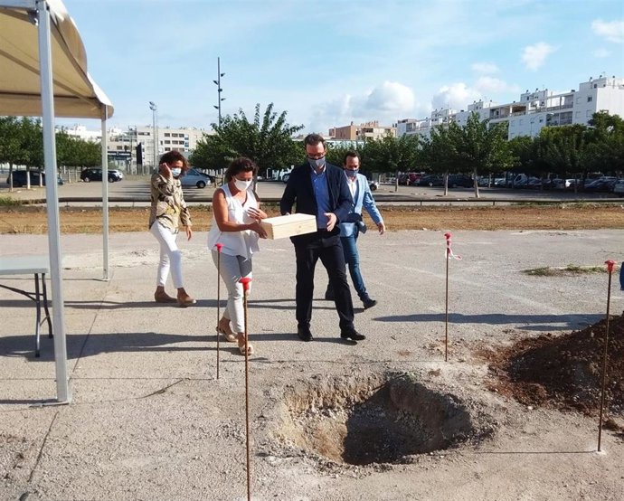 La presidenta del Govern, Francina Armengol, y el alcalde de Palma, José Hila, ponen la primera piedra en la construcción de viviendas públicas en El Molinar.
