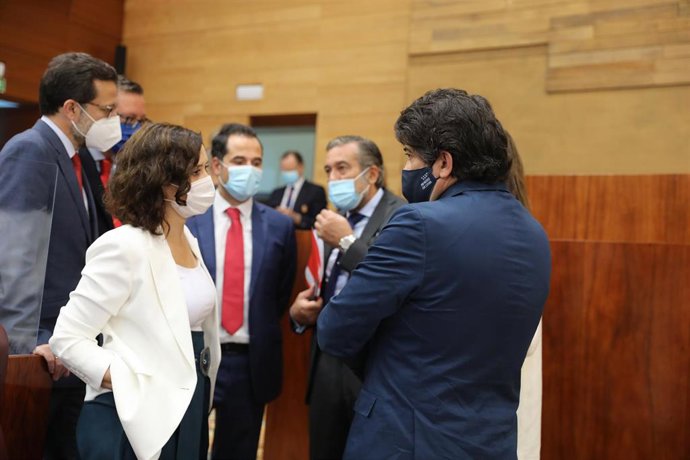 La presidenta de la Comunidad de Madrid, Isabel Díaz Ayuso, con parte de su equipo