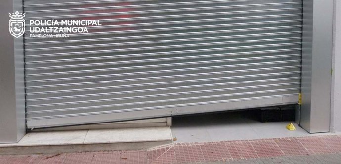 Persiana forzada del comercio robado en el barrio de San Juan