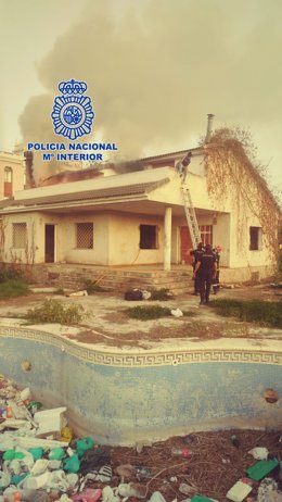 Imagen del rescate del lugar presuntamente incendiado por el ahora detenido