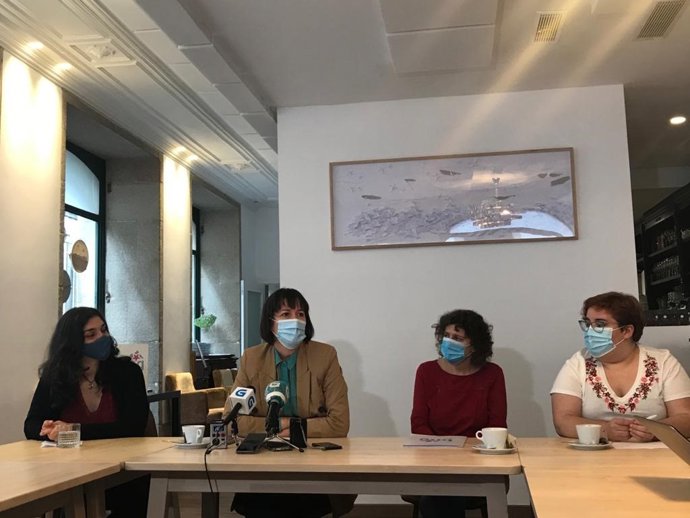 Desayuno informativo del BNG en Santiago de Compostela, con Ana Pontón y Goretti Sanmartín, en el centro, y Navia Rivas e Iria Carreira en los extremos izquierda y derecha.