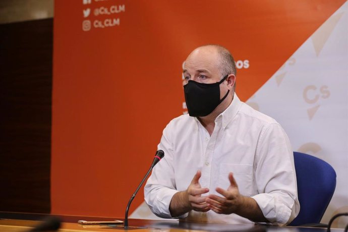 El presidente del Grupo Parlamentario de Cs, Alejandro Ruiz, en rueda de prensa.