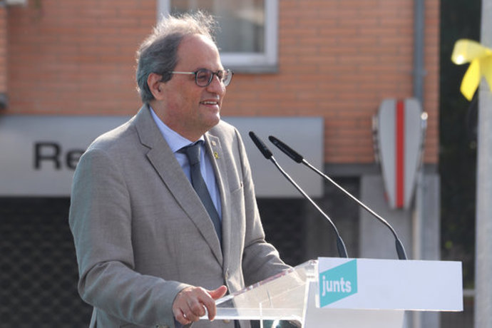 Pla mitj del president inhabilitat, Quim Torra, durant la seva intervenció en un acte de Junts a Cornell del Terri l'1 d'octubre de 2020 (Horitzontal)