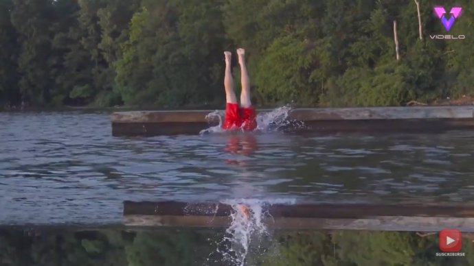 El vídeo viral de un hombre lanzándose de cabeza al agua y apareciendo del revés es sorprendente, pero tiene truco