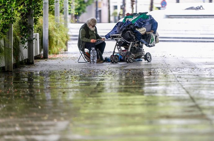 Una persona indigente en la calle