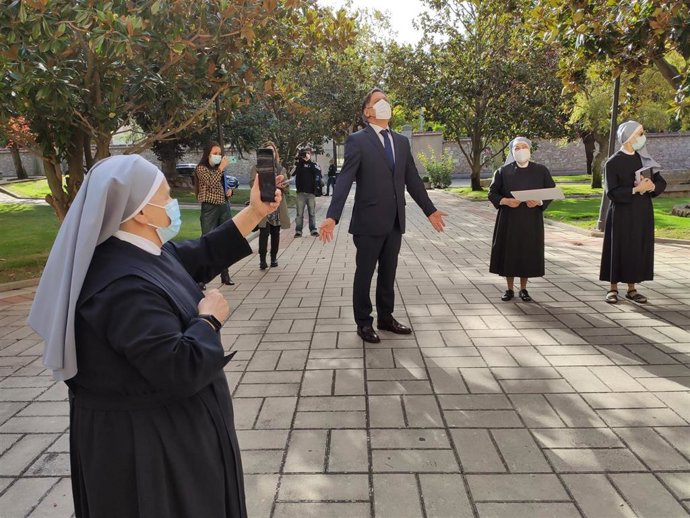 El alcalde de Salamanca (C) en su visita a las Hemanitas de los Pobres.
