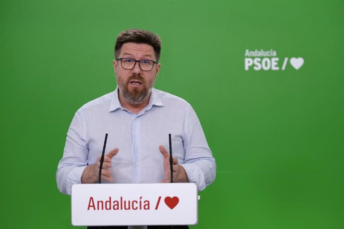 El portavoz adjunto del PSOE-A en el Parlamento andaluz Rodrigo Sánchez Haro, en rueda de prensa. Foto de archivo