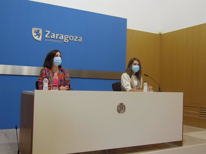 La portavoz de Cs, Sara Fernández, y la portavoz del PP, María Navarro, en el Ayuntamiento de Zaragoza