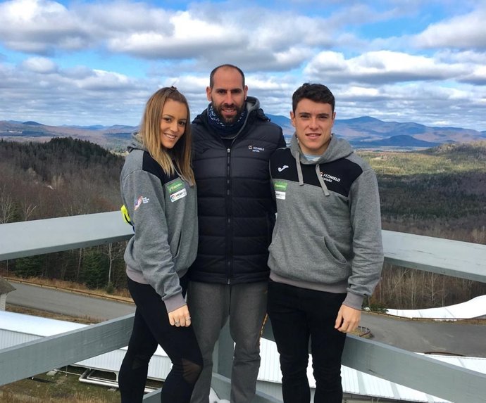 Los pilotos españoles de skeleton Paula Raul, Ander Mirambell y Adrián Rodríguez (de izquierda a derecha), integrantes del programa de la RFEDH