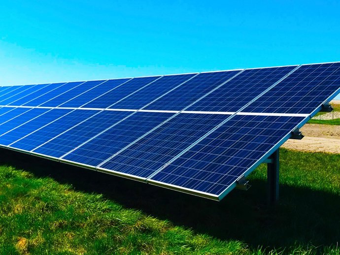 CaixaBank invierte 2.400 millones en proyectos de energía renovable hasta agosto