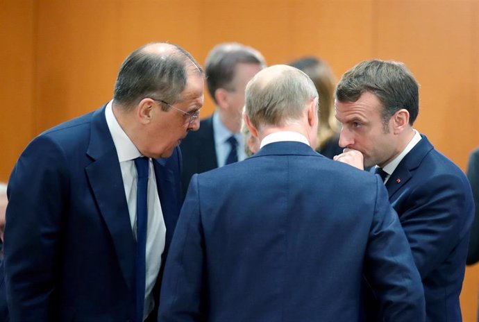 Macron hablando con Lavrov y Putin en imagen de archivo de una reunión en Berlín