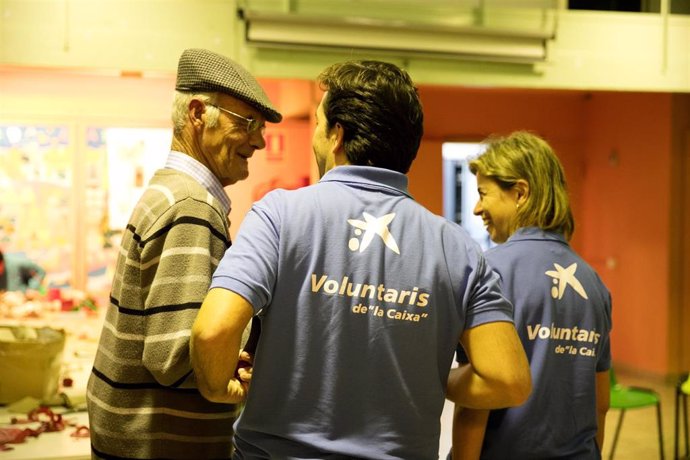 Voluntarios de La Caixa en programas de envejecimiento activo.