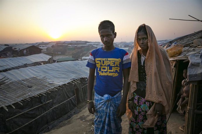 Hashimullah, de 18 años, y su mujer, Farmina Begum,de 16, en el campo de refugiados rohingyas en el que viven