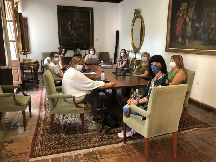 La delegada de Igualdad en la Diputación de Córdoba, Alba Doblas (al fondo), se reúne con la Plataforma Cordobesa contra la Violencia a las Mujeres