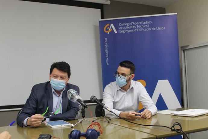 Pla mitj del vicepresident d'Aparelladors Lleida, Josep Torres, i del vocal i responsable de comunicació de l'enitat, Frederic Lorente, l'1 d'octubre del 2020. (Horitzontal)