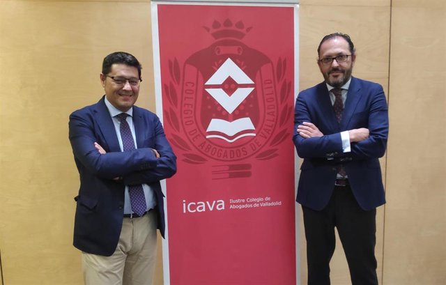 El decano electo del Colegio de Abogados de Valladolid (ICAVA), Javier Martín, (i) junto con su antecesor, Javier Garicano (d).
