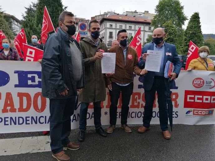 Los Secretarios Generales De UGT Y CCOO De Asturias, Javier Fernández Lanero Y José Manuel Zapico, Junto A Los Responsables De Pensionistas De Ambas Organizaciones, Manuel Francisco Menéndez Y Francisco De Asís García, En La Concentración.