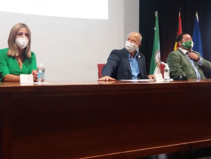 El consejero de Educación y Deporte, en la presentación del del Centro Educativo de Excelencia Deportiva, en el instituto Hermenegildo Lanz