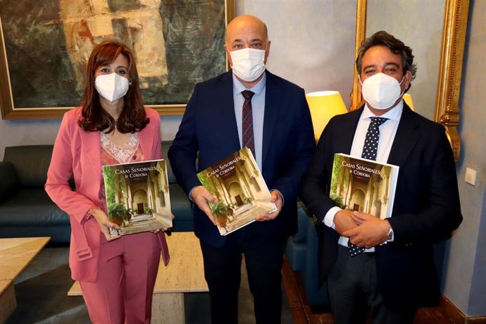 El presidente de la Diputación, Antonio Ruiz (centro), junto al autor de 'Casas señoriales de Córdoba', Manuel Ramos, y la delegada de Hacienda y Gobierno Interior, Felisa Cañete