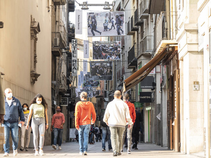 Pla general del carrer Major de Lleida, amb algunes de les fotografies de gran format sobre els fets l'1-O a la ciutat, l'1 d'octubre del 2020. (Horitzontal)
