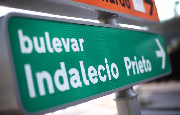 Señal que indica la dirección al Bulevar Indalecio Prieto, en Madrid (España).