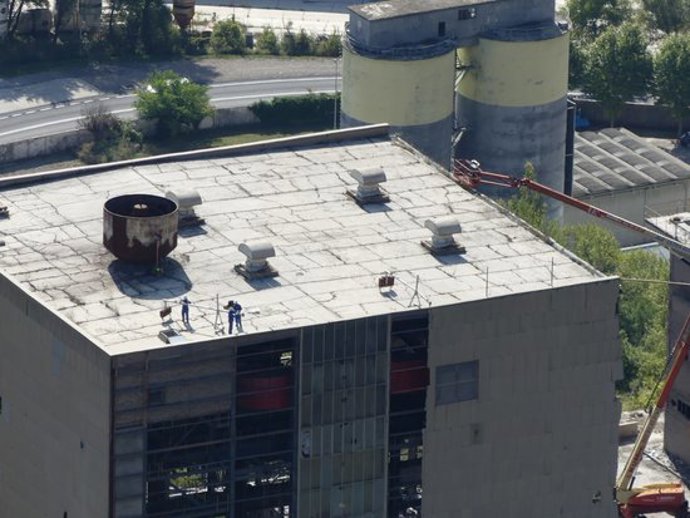 Pla general d'operaris a l'antiga central trmica de Cercs. Imatge publicada l'1 d'octubre del 2020. (Horitzontal)