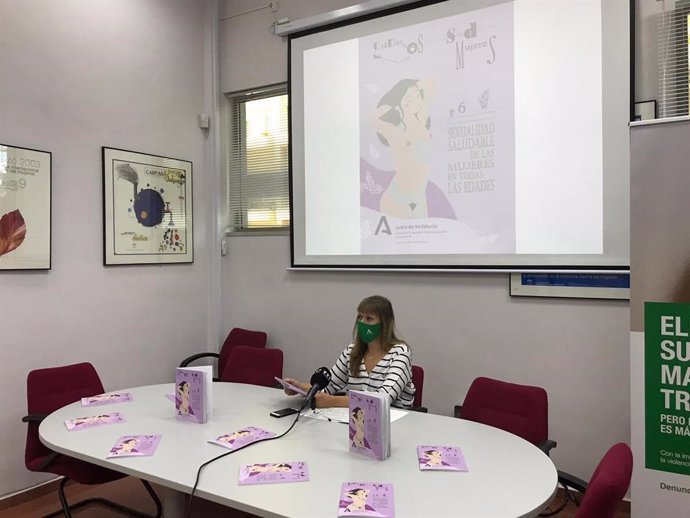 La asesora de programa del IAM en Córdoba, Lourdes Arroyo, presenta el nuevo número de la serie 'Cuadernos para la Salud de las Mujeres'