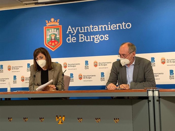 La portavoz del equipo de Gobierno, Nuria Barrio, y el concejal de Tráfico del Ayuntamiento de Burgos, Adolfo Díez.